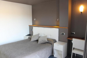 Отель Hotel El Salt  Вальдерробрес